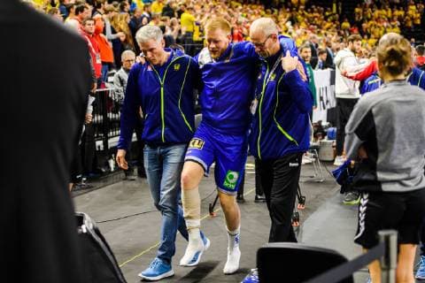 190117 Jim Gottfridsson of Sweden receives help after injury after the IHF World Handball Championship match between Sweden and Hungary on January 17 2019 in Copenhagen Photo Ludvig Thunman BILDBYR u0081N kod LT 35581,  Copyright: LUDVIGxTHUNMAN BB190117LT047