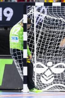 Goalkeeper Silvio Heinevetter No 12 Germany hangs in the goal net Germany vs. Serbia Preliminary round Handball IHF Handball World Championship 17 01 19 Berlin Berlin Germany Mercedes Benz Arena Copyright: xAgentur54Gradx xFelixxKoenigx