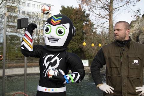 Orakel Astrid im Zoo Handball WM Koeln Germany Date 18 01 2019 Mascot Stan with groom Julian Heck