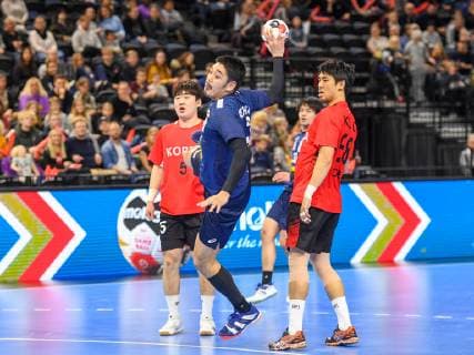HANDBALL - IHF WC, JPN vs KOR COPENHAGEN,DENMARK,19.JAN.19 - HANDBALL - IHF Men s World Championships, international match Länderspiel Japan vs Korea. Image shows Beom-Mun Choi (KOR), Shinnosuke Tokuda (JPN) and Changeun Ku (KOR) GEPAxpictures xOliverxLerch