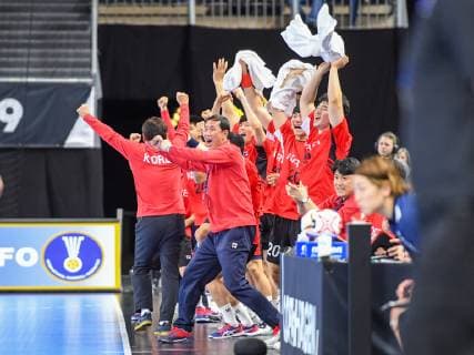 HANDBALL - IHF WC, JPN vs KOR COPENHAGEN,DENMARK,19.JAN.19 - HANDBALL - IHF Men s World Championships, international match Länderspiel Japan vs Korea. Image shows the rejoicing of the team of Korea. GEPAxpictures xOliverxLerch