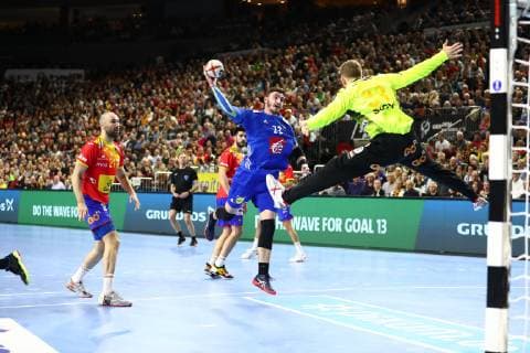 Ludovic Fabregas France alone ahead of Gonzalo Perez De Vargas Moreno Spain France vs Spain IHF Men Handball World Championship 19 01 2019 Photographer Neis Eibner France vs Spain IHF Men Handball World Championship 19 01 2019 Cologne Copyright: xEIBNER AlexanderxNeisx EP_ANS