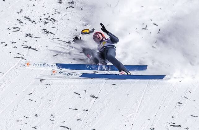 Sport Themen der Woche KW03 Sport Bilder des Tages 19.01.2019, Wielka Krokiew, Zakopane, POL, FIS Weltcup Skisprung, Zakopane, Herren, Teamspringen, im Bild Sturz von David Siegel (GER) Crash of David Siegel of Germany during the men s team event of FIS Ski jumping Skispringen Ski nordisch world cup at the Wielka Krokiew in Zakopane, Poland on 2019 01 19. Zakopane *** 19 01 2019 Wielka Krokiew Zakopane POL FIS World Cup Ski Jump Zakopane Men Team Jumping in picture David Siegels fall GER Crash of David Siegel of Germany during the men s team event of FIS Ski Jumping world cup at the Wielka Krokiew in Zakopane Poland on 2019 01 19 Zakopane  EX_FEI  