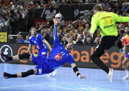 Handball World Championship 2019 Main round in Cologne France Spain 19 01 2019 Ludovic Fabregas FRA puts the ball over Tw Perez de Vargas Moreno HM