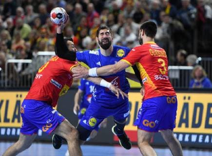 Handball World Championship 2019 Main round in Cologne France Spain 19 01 2019 Nikola Karabatic FRA is taken by Guardiola li and Gurbindo Martinez both ESP in the pinch HM