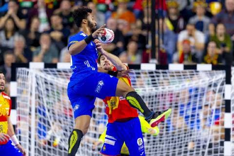 Viran Morros de Argila Nr 24 Spain vs Timothey N Guessan Nr 17 France vs Spain Main Round Handball IHF Handball World Championship 19 01 19 Cologne Nordrhein Westfalen Germany Lanxess Arena Copyright: xAgentur54Gradx xFelixxKoenigx