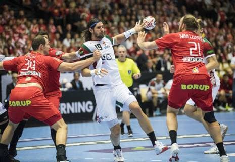Simon Hald Jensen Denmark 34 left and Henrik Moellgaard Jensen Denmark 21 right against László Nagy Hungary 19 of Hungary during the men s IHF Handball World Championship Main Round Group 2 Denamrk vs Hungary match in Herning Denmark on saturday Jan 19 2019 Herning DK,  Copyright: ClausxFisker ClausxFiskerx cop104 spdk20190119-205239-L