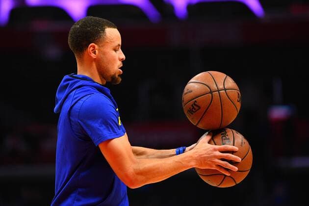 LOS ANGELES, CA - JANUARY 18: Golden State Warriors Guard Stephen Curry (30) balances some basketballs before a NBA Basketball Herren USA game between the Golden State Warriors and the Los Angeles Clippers on January 18, 2019 at STAPLES Center in Los Angeles, CA. (Photo by Brian Rothmuller Icon Sportswire) NBA: JAN 18 Warriors at Clippers Icon190118042 EDITORIAL USE ONLY