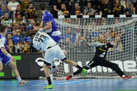 GER IHF WM 2019 Germany GER vs Iceland ISL 19 01 2019 Lanxess Arena Cologne GER IHF WM 2019 Germany GER vs Iceland ISL picture shows goal throw Steffen Fäth Faeth GER 23 vs Björgvin Bjoergvin Gustavsson goalkeeper ISL 1 nordphotox xMeuter nph00351