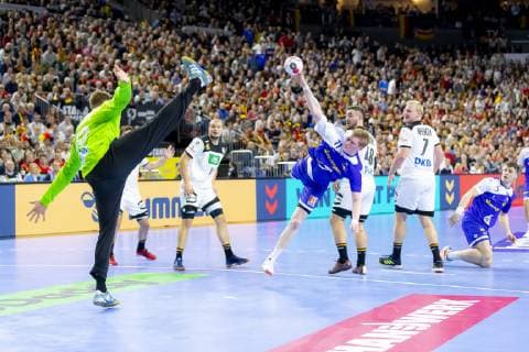 Ymir Orn Gislason No 11 Iceland vs. Torhueter Andreas Wolff No 33 Germany Jannik Kohlbacher No 48 Germany and Patrick Wiencek No 7 Germany Germany vs Iceland Main Round Handball IHF Handball World Championship 19 01 19 Cologne Nordrhein Westfalen Germany Lanxess Arena Copyright: xAgentur54Gradx xFelixxKoenigx