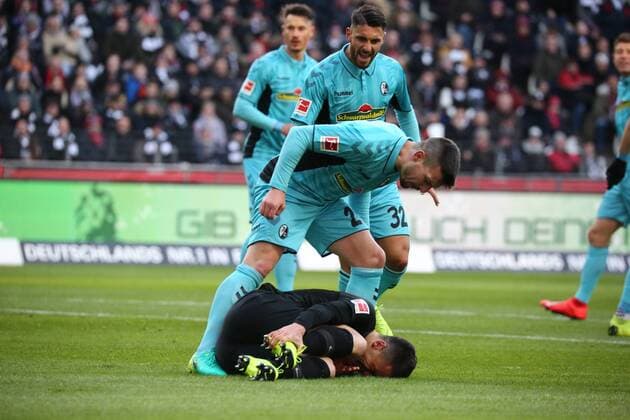 Sport Themen der Woche KW03 Sport Bilder des Tages Jerome Gondorf (SC Freiburg) und Vincenzo Grifo (SC Freiburg) schreien den am Boden liegenden Filip Kostic (Frankfurt) an, weil sie ein Schauspiel vermuten beim Spiel Eintracht Frankfurt vs. SC Freiburg in der 1. Fussball Bundesliga am 19.01.2019. DFL REGULATIONS PROHIBIT ANY USE OF PHOTOGRAPHS AS IMAGE SEQUENCES AND OR QUASI-VIDEO Eintracht Frankfurt vs. SC Freiburg, Fussball, 1. Bundesliga, 19.01.2019 Frankfurt *** Jerome Gondorf SC Freiburg and Vincenzo Grifo SC Freiburg scream at the grounded Filip Kostic Frankfurt because they suspect a spectacle at the match Eintracht Frankfurt vs. SC Freiburg in the 1 Soccer Bundesliga on 19 01 2019 DFL REGULATIONS PROHIBIT ANY USE OF PHOTOGRAPHS AS IMAGE SEQUENCES AND OR QUASI VIDEO Eintracht Frankfurt vs SC Freiburg Soccer 1 Bundesliga 19 01 2019 Frankfurt Copyright: xEIBNER MichaelxBermelx EP_MBL