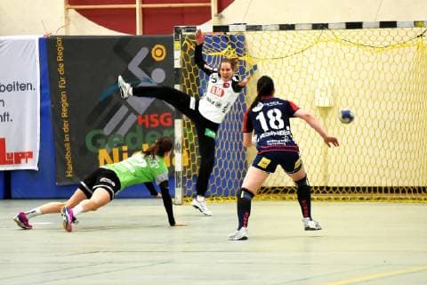 Kirsten Schindler Gedern Nidda left Monika Lide Herrenberg goalkeeper middle Lea Neubrander Herrenberg right Handball 2 League HSG Gedern Nidda vs Herrenberg Nidda Copyright: xEIBNER Ralph_Lehmbergx ep_eer