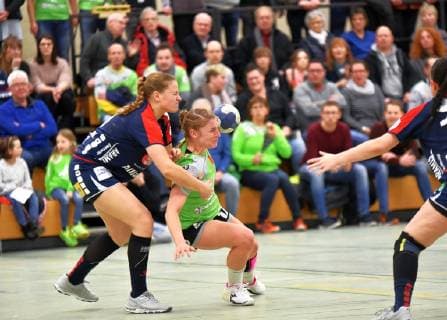 Sandra Kussmaul Herrenberg left Sabine Eisenacher Gedern Nidda right Handball 2 League HSG Gedern Nidda vs Herrenberg Nidda Copyright: xEIBNER Ralph_Lehmbergx ep_eer