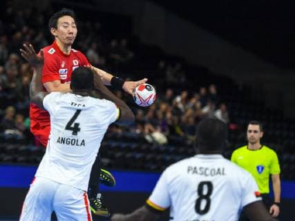 HANDBALL - IHF WC, JPN vs ANG COPENHAGEN,DENMARK,20.JAN.19 - HANDBALL - IHF Men s World Championships, international match Länderspiel Japan vs Angola. Image shows Jin Watanabe (JPN), Gabriel Teca and Otiniel Pascoal (ANG). GEPAxpictures xOliverxLerch
