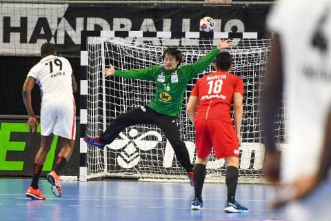 HANDBALL - IHF WC, JPN vs ANG COPENHAGEN,DENMARK,20.JAN.19 - HANDBALL - IHF Men s World Championships, international match Länderspiel Japan vs Angola. Image shows Advaldo Ferreira (ANG), Akihito Kai and Kohei Narita (JPN). GEPAxpictures xOliverxLerch