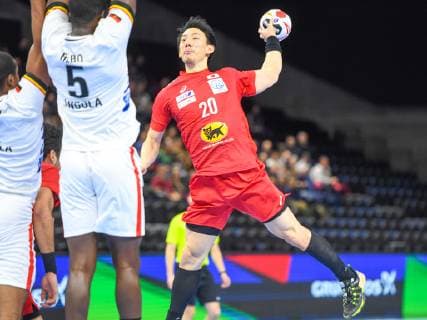 HANDBALL - IHF WC, JPN vs ANG COPENHAGEN,DENMARK,20.JAN.19 - HANDBALL - IHF Men s World Championships, international match Länderspiel Japan vs Angola. Image shows Rome Hebo (ANG) and Jin Watanabe (JPN) GEPAxpictures xOliverxLerch