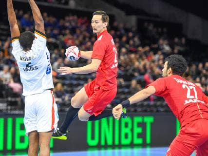 HANDBALL - IHF WC, JPN vs ANG COPENHAGEN,DENMARK,20.JAN.19 - HANDBALL - IHF Men s World Championships, international match Länderspiel Japan vs Angola. Image shows Agnelo Quitongo (ANG), Hiroki Shida and Hiroyasu Tamakawa (JPN). GEPAxpictures xOliverxLerch