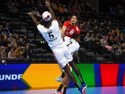 HANDBALL - IHF WC, JPN vs ANG COPENHAGEN,DENMARK,20.JAN.19 - HANDBALL - IHF Men s World Championships, international match Länderspiel Japan vs Angola. Image shows Rome Hebo (ANG), Adam Yuki Baig (JPN) and Agnelo Quitongo (ANG). GEPAxpictures xOliverxLerch