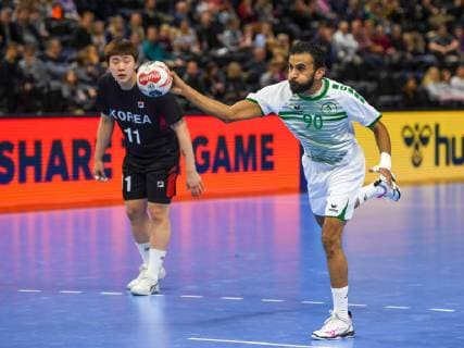 HANDBALL - IHF WC, KOR vs KSA COPENHAGEN,DENMARK,20.JAN.19 - HANDBALL - IHF Men s World Championships, international match Länderspiel Korea vs Saudi Arabia. Image shows Dong-Hyun Jang (KOR) and Muneer Abu Alrahi (KSA). GEPAxpictures xOliverxLerch