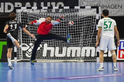 HANDBALL - IHF WC, KOR vs KSA COPENHAGEN,DENMARK,20.JAN.19 - HANDBALL - IHF Men s World Championships, international match Länderspiel Korea vs Saudi Arabia. Image shows Dong-Hyun Jang (KOR), Mohammad Alsalem and Mojtaba Alsalem (KSA). GEPAxpictures xOliverxLerch