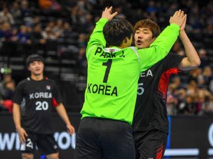 HANDBALL - IHF WC, KOR vs KSA COPENHAGEN,DENMARK,20.JAN.19 - HANDBALL - IHF Men s World Championships, international match Länderspiel Korea vs Saudi Arabia. Image shows Tan Kang (KOR) and the rejoicing of Park Jaeyong and Dongmyung Kim (KOR). GEPAxpictures xOliverxLerch