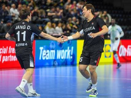 HANDBALL - IHF WC, KOR vs KSA COPENHAGEN,DENMARK,20.JAN.19 - HANDBALL - IHF Men s World Championships, international match Länderspiel Korea vs Saudi Arabia. Image shows the rejoicing of Dong-Hyun Jang and Dongmyung Kim (KOR). GEPAxpictures xOliverxLerch