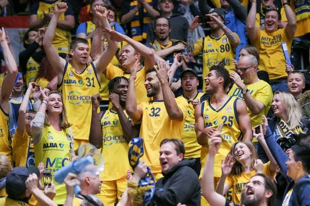 Sport Themen der Woche KW03 Sport Bilder des Tages Berliner Spieler gehen zum begeisterten Publikum auf die Tribuene. In der Bildmitte feiern von links: Rokas Giedraitis (Alba Berlin, 31), Landry Nnoko (Alba Berlin, 35), Johannes Thiemann (Alba Berlin, 32), Kenneth Ogbe (Alba Berlin, 25) Fraport Skyliners - ALBA Berlin, BBL-Pokal-Halbfinale Frankfurt-Unterliederbach *** Berlin players go to the enthusiastic audience on the tribune In the middle of the picture celebrate from the left Rokas Giedraitis Alba Berlin 31 Landry Nnoko Alba Berlin 35 Johannes Thiemann Alba Berlin 32 Kenneth Ogbe Alba Berlin 25 Fraport Skyliners ALBA Berlin BBL Cup Semifinals Frankfurt Unterliederbach Copyright: xEIBNER rrzx EP_RRZ