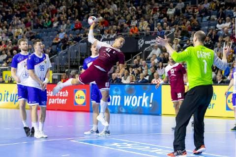 Youssef Ali No 41 Qatar vs. Oleg Grams No 1 Russia Russia vs. Qatar Presidents Cup Final Handball IHF Handball World Championship 20 01 19 Cologne North Rhine-Westphalia Germany Lanxess Arena Copyright: xAgentur54Gradx xFelixxKoenigx