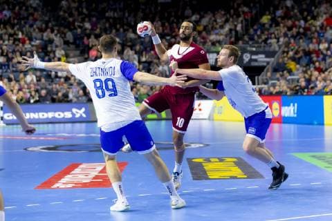 Frankis Marzo Nr 10 Qatar vs. Dmitrii Zhitnikov Nr 89 Russia and Gleb Kalarash Nr 21 Russia vs. Qatar Presidents Cup Final Handball IHF Handball World Championship 20 01 19 Cologne North Rhine-Westphalia Germany Lanxess Arena Copyright: xAgentur54Gradx xFelixxKoenigx