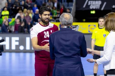 IHF President Hassan Moustafa presents Wajdi Sinen No. 24 Qatar to the Presidents Cup Russia vs. Qatar Presidents Cup Final Handball IHF Handball World Championship 20 01 19 Cologne North Rhine-Westphalia Germany Lanxess Arena Copyright: xAgentur54Gradx xFelixxKoenigx