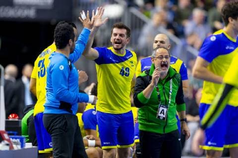 Thiago Ponciano No 35 Brazil Cesar Augusto Almeida No 89 Brazil Raul Nantes No 49 Brazil and coach Silver Washington cheer Brazil vs. Croatia Main Round Handball IHF Handball World Championship 20 01 19 Cologne North Rhine-Westphalia Germany Lanxess Arena Copyright: xAgentur54Gradx xFelixxKoenigx