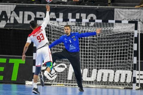 HANDBALL - IHF WC, AUT vs BRN COPENHAGEN,DENMARK,20.JAN.19 - HANDBALL - IHF Men s World Championships, international match Länderspiel Austria vs Bahrain. Image shows Mohamed Habib (BHR) and Thomas Bauer (AUT) GEPAxpictures xOliverxLerch