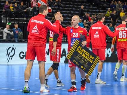 HANDBALL - IHF WC, AUT vs BRN COPENHAGEN,DENMARK,20.JAN.19 - HANDBALL - IHF Men s World Championships, international match Länderspiel Austria vs Bahrain. Image shows Romas Kirveliavicius, Frederic Wuestner (AUT) and Robert Weber (AUT) as player of the match. GEPAxpictures xOliverxLerch