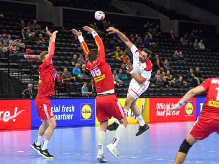 HANDBALL - IHF WC, AUT vs BRN COPENHAGEN,DENMARK,20.JAN.19 - HANDBALL - IHF Men s World Championships, international match Länderspiel Austria vs Bahrain. Image shows Nikola Bilyk, Lukas Herburger (AUT) and Jasim Alsalatna (BHR) GEPAxpictures xOliverxLerch