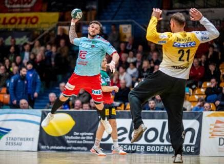 Johan Koch 77 Fuechse Berlin throwing at the goal of Dario Quenstedt 21 SC Magdeburg during the 20 Peugeot Cup in the match between SC DHFK Leipzig and TBV Lemgo Lippe in the Anhalt Arena on 20 January 2019 in Bauhausstadt Dessau Sachsen Anhalt Saxony Anhalt Germany HB TU 20 Peugeot Cup 2019 Dessau Copyright: xEIBNER HartmutxBoesenerx EP_HBR