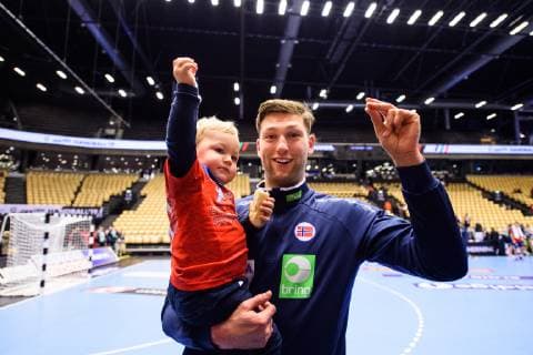 190120 Harald Reinkind of Norway celebrates with his son after the IHF World Handball Championship match between Norway and Egypt on January 20 2019 in Herning Photo Petter Arvidson BILDBYRAN kod PA 92208,  Copyright: PETTERxARVIDSON BB190120PA140