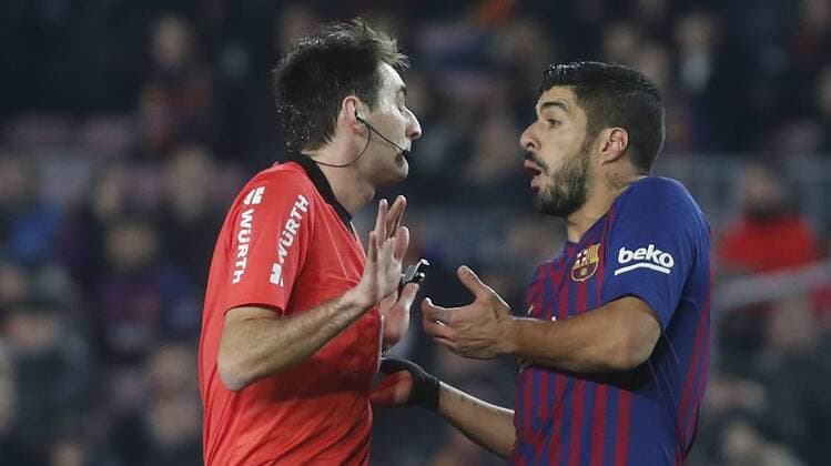 Sport Themen der Woche KW03 Sport Bilder des Tages Partido de Liga entre el Barcelona y el Leganes en el Camp Nou. En la imagen, Luis Suarez protesta al arbitro.Spanish League match between Barcelona and Leganes. In this picture, Luis Suarez protest to the referee. 