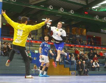 Hannes Iffert Eisenach overcomes goalkeeper Eric Töpfer Aue Handball Test match EHV Aue ThSV Eisenach on 21 1 2019 EHV Aue ThSV Eisenach