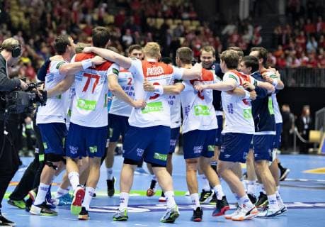 The players of Norway celebrate the victory after the men s IHF Handball World Championship Main Round Group 2 match between Sweden and Norway in Herning Denmark Monday Jan 21 2019 Herning Jylland Denmark,  Copyright: HenningxBagger HenningxBaggerx COP103 spdk20190121-194037-L
