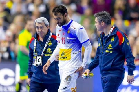 Daniel Sarmiento Melian No 11 Spain is injured brought off the field Spain vs Brazil Main round Handball IHF Handball World Championship 21 01 19 Cologne North Rhine-Westphalia Germany Lanxess Arena Copyright: xAgentur54Gradx xFelixxKoenigx