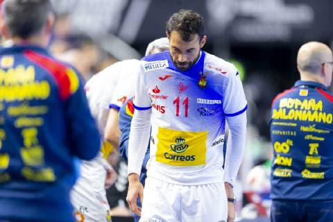 Daniel Sarmiento Melian No 11 Spain is injured brought off the field Spain vs Brazil Main round Handball IHF Handball World Championship 21 01 19 Cologne North Rhine-Westphalia Germany Lanxess Arena Copyright: xAgentur54Gradx xFelixxKoenigx