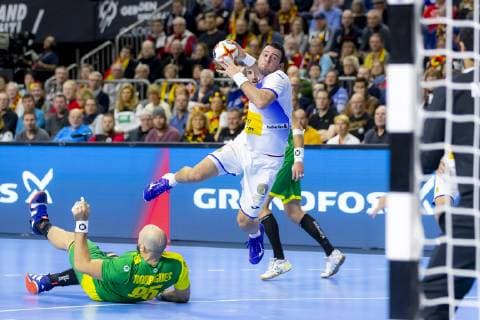 Aitor Arino Bengoechea Nr 29 Spain vs. Gustavo Rodrigues Nr 95 Brazil and Rudolph Hachbarth Nr 77 Brazil Spain vs Brazil Main Round Handball IHF Handball World Championship 21 01 19 Cologne North Rhine-Westphalia Germany Lanxess Arena Copyright: xAgentur54Gradx xFelixxKoenigx