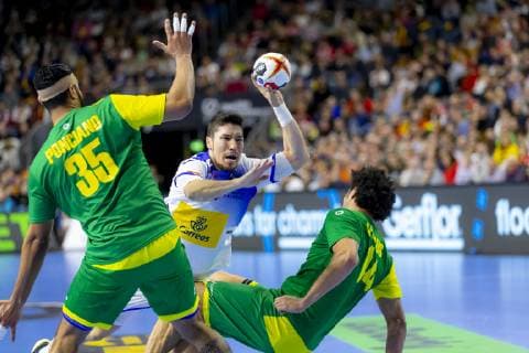 Alex Dujshebaev No 10 Spain vs Thiago Ponciano No 35 Brazil and Thiagus Petrus Santos No 14 Brazil Spain vs Brazil Main Round Handball IHF Handball World Championship 21 01 19 Cologne North Rhine-Westphalia Germany Lanxess Arena Copyright: xAgentur54Gradx xFelixxKoenigx