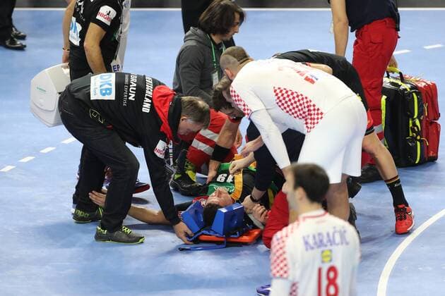 Sport Themen der Woche KW04 Sport Bilder des Tages Handball WM Hauptrunde in Köln, Lanxess Arena Deutschland vs. Kroatien Verletzung Martin Strobel (Deutschland) 21.01.19 *** Sport Handball World Championship Main Round in Cologne Lanxess Arena Germany vs Croatia Injury Martin Strobel Germany 21 01 19