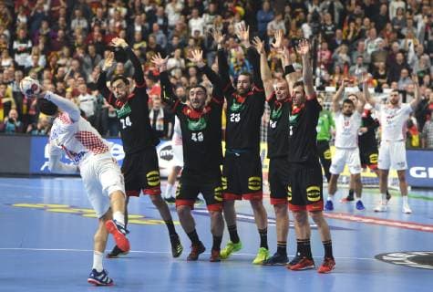 Handball World Championship 2019 Main round in Cologne Croatia Germany 21 01 2019 The free-throw for Croatia in the last second by Karacic brought nothing more V l The German defensive wall Groetzki Kohlbacher Fath Drux and Gensheimer HM