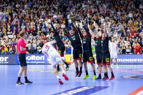 Igor Karacic Nr 18 Croatia free throw after regular season against Patrick Groetzki Nr 24 Germany Jannik Kohlbacher Nr 48 Germany Steffen Faeth Nr 23 Germany Paul Drux Nr 95 Germany and Uwe Gensheimer Nr 3 Germany Croatia vs Germany Main Round Handball IHF Handball World Championship 21 01 19 Cologne Nordrhein Westfalen Germany Lanxess Arena Copyright: xAgentur54Gradx xFelixxKoenigx
