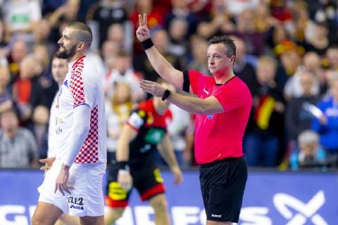Zeljko Musa Nr 28 Croatia gets a two minute penalty from referee Martin Gjeding Croatia vs Germany Main Round Handball IHF Handball World Championship 21 01 19 Cologne North Rhine-Westphalia Germany Lanxess Arena Copyright: xAgentur54Gradx xFelixxKoenigx