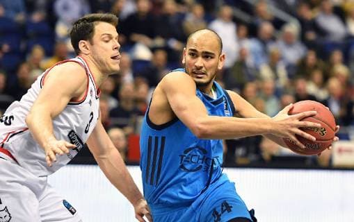 Stefan Peno ALBA with ball left Chris Kramer Vilnius ALBA Berlin Rytas Vilnius Basketball Eurocup 2018 2019 7Days Eurocup Group E group E Round 16 Men Men Men Season 2018 2019 Berlin 22 1 2019 Mercedes Benz Arena