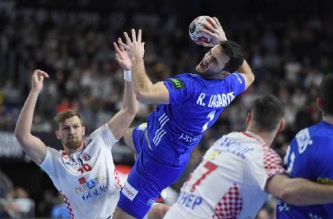 vl David Mandic 39 CRO Romain Lagarde 7 FRA Main Round France Croatia in Cologne Germany on 23 01 2019 IHF Mens Handball World Championship Germany and Denmark 2019