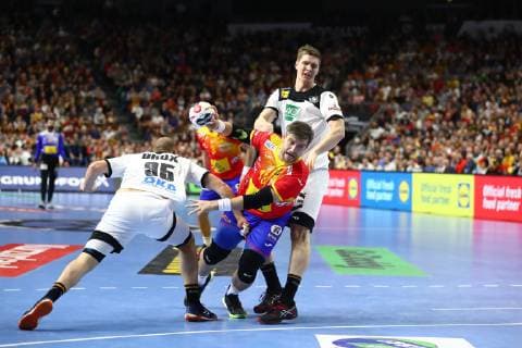 Julen Akizu Aguinagalde Spain in a duel with Paul Drux Germany and Finn Lemke Germany Germany vs Spain IHF Men Handball World Championship 23 01 2019 Photographer Neis Eibner Germany vs Spain IHF Men Handball World Championship 23 01 2019 Cologne Copyright: xEIBNER Alexander_Neisx EP_ANS